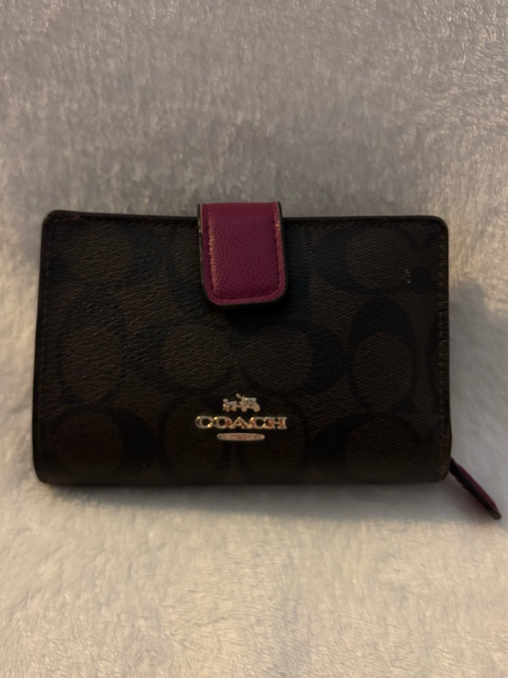 COACH Black Signature Card & Key Wallet with Magenta Tab